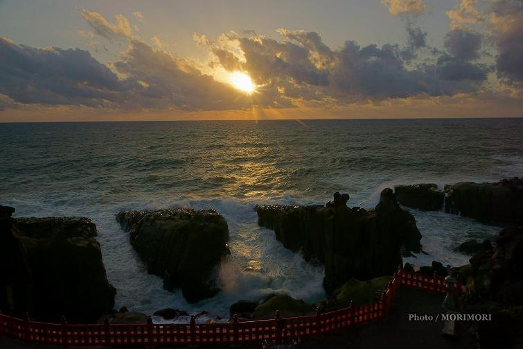 朝　鵜戸神宮本殿前の海原