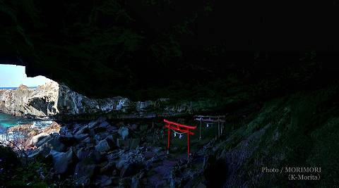 不動窟と波切神社鳥居